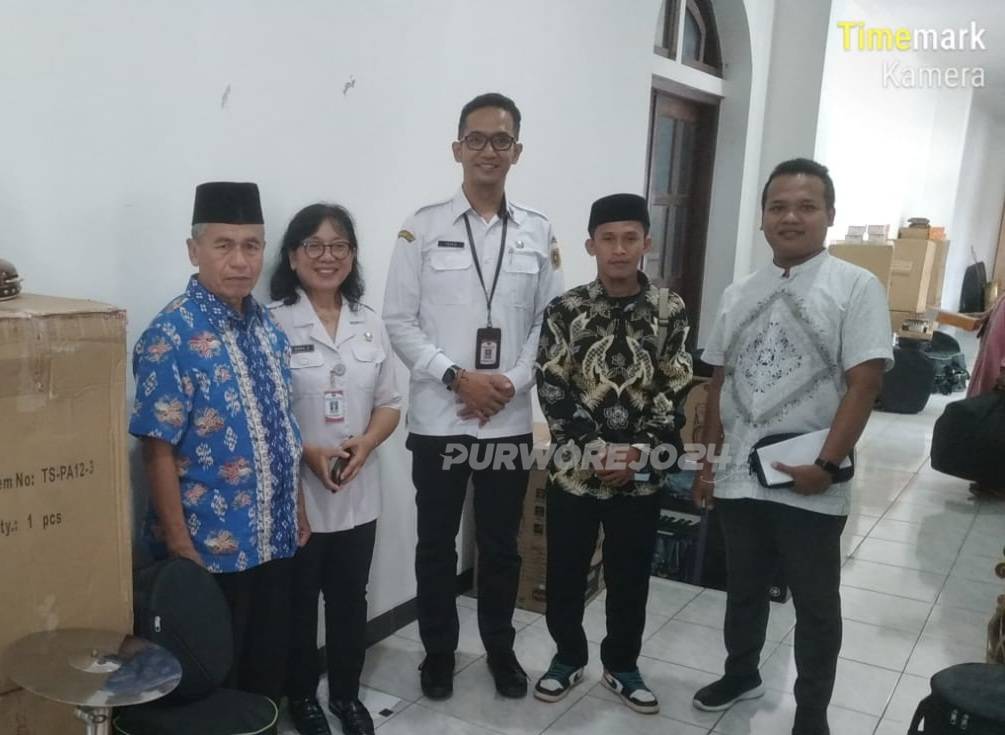 Simbolis penyerahan hibah alat kesenian kepada salah satu group kesenian