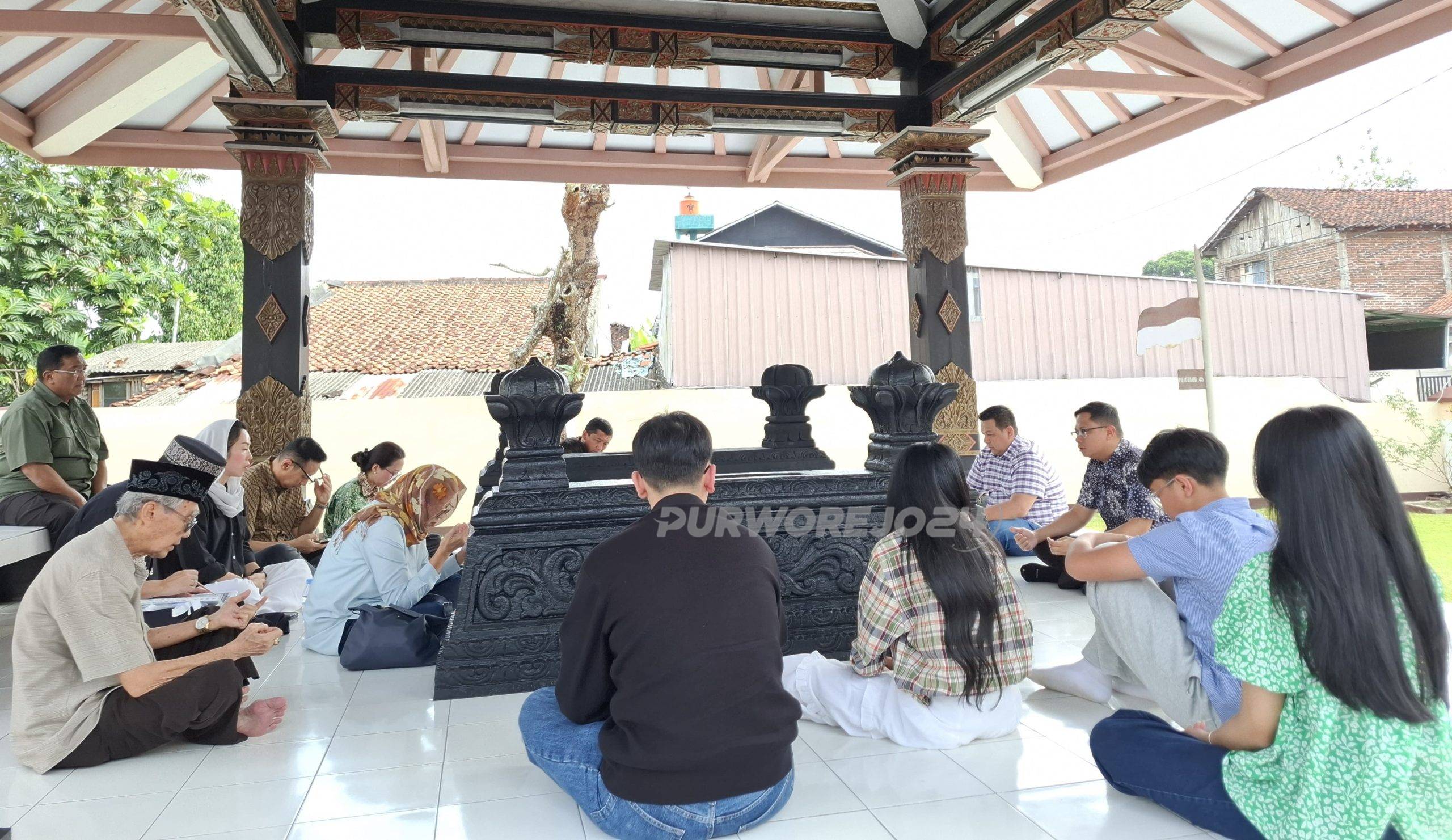 Saat melakukan ziarah bersama dimakam Sarwo Edhi Wibowo
