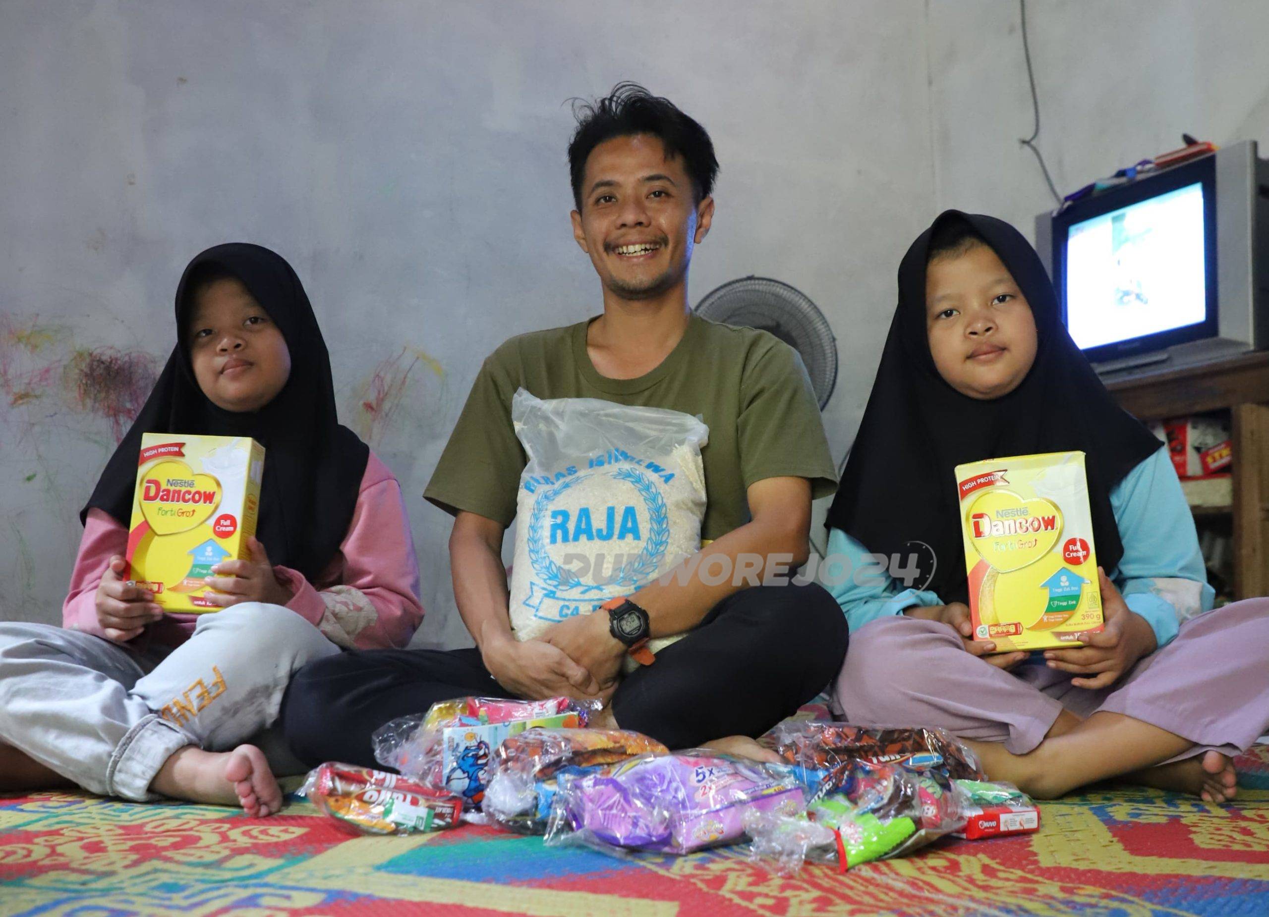 Yan budi saat bersama anak yatim