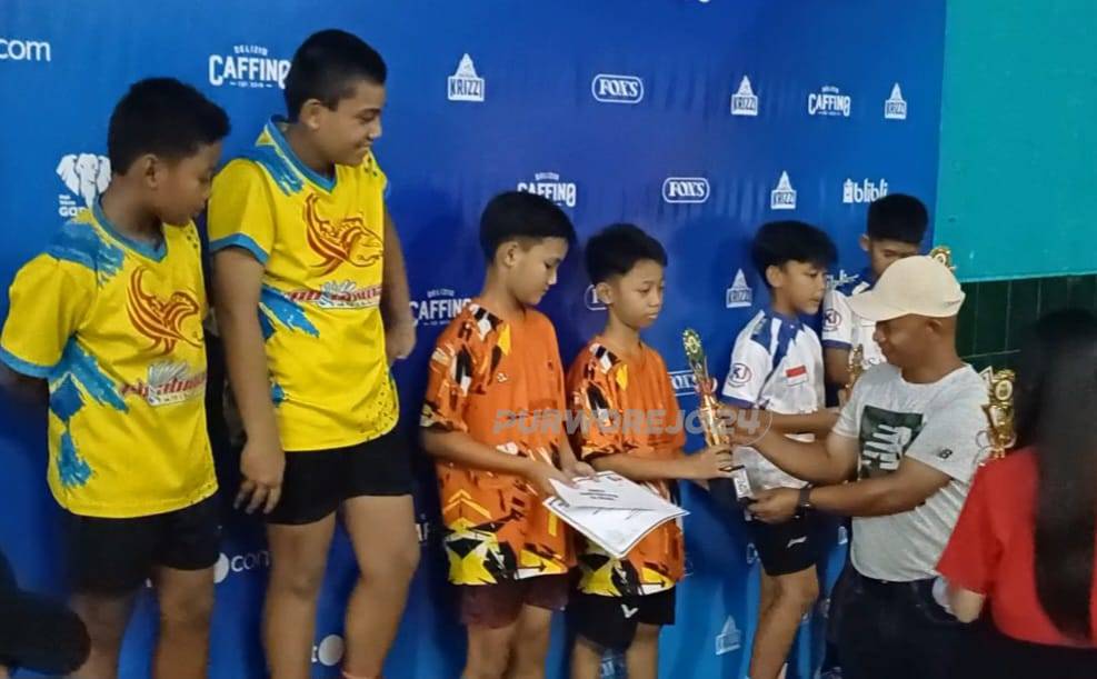Ketua Pengurus Kabupaten PBSI Purworejo, R. Muhamad Abdullah saat menyerahkan penghargaan kepada para juara