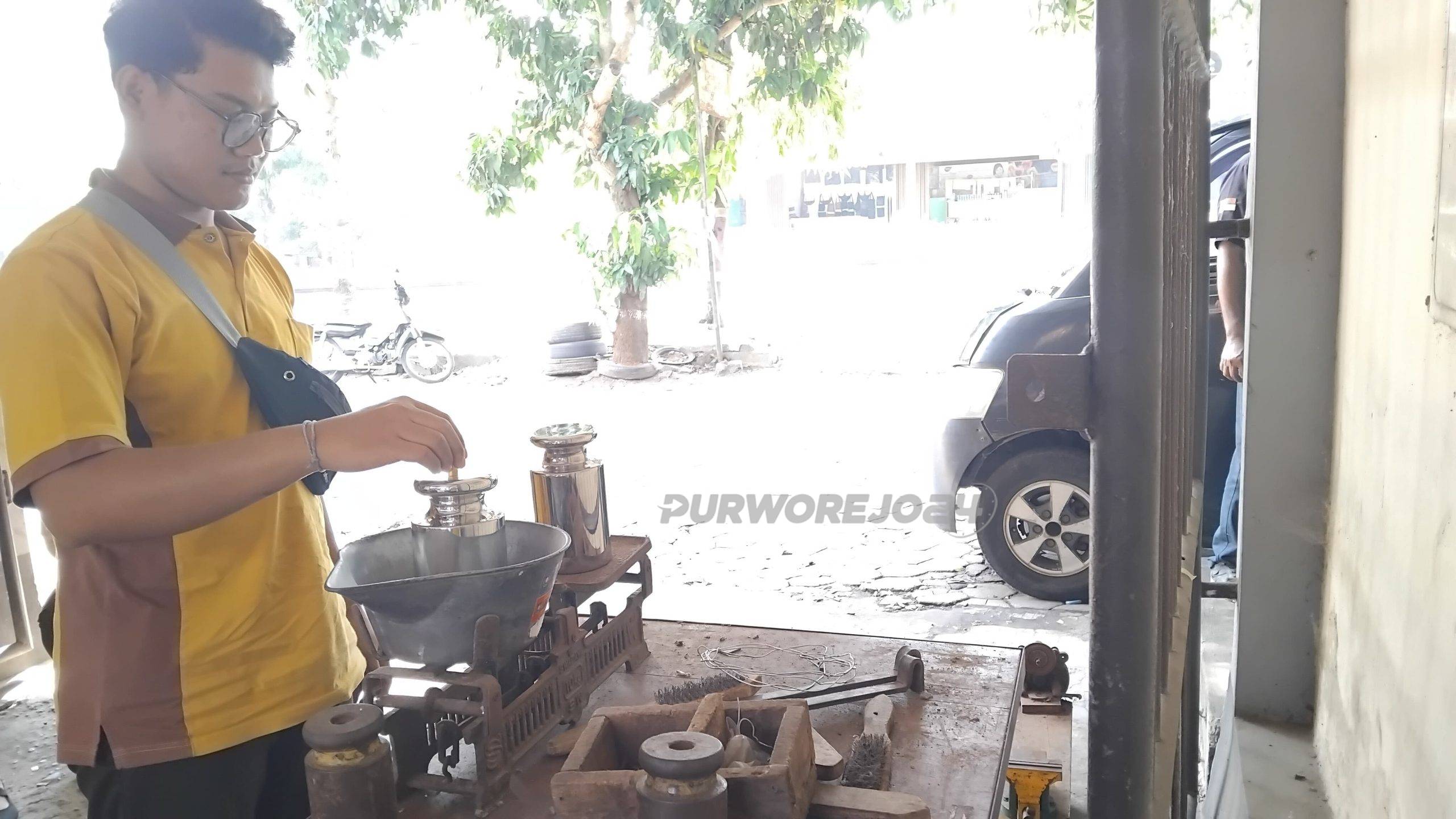 Petugas saat melaksanakan uji tera timbangan di pasar Tegalmiring