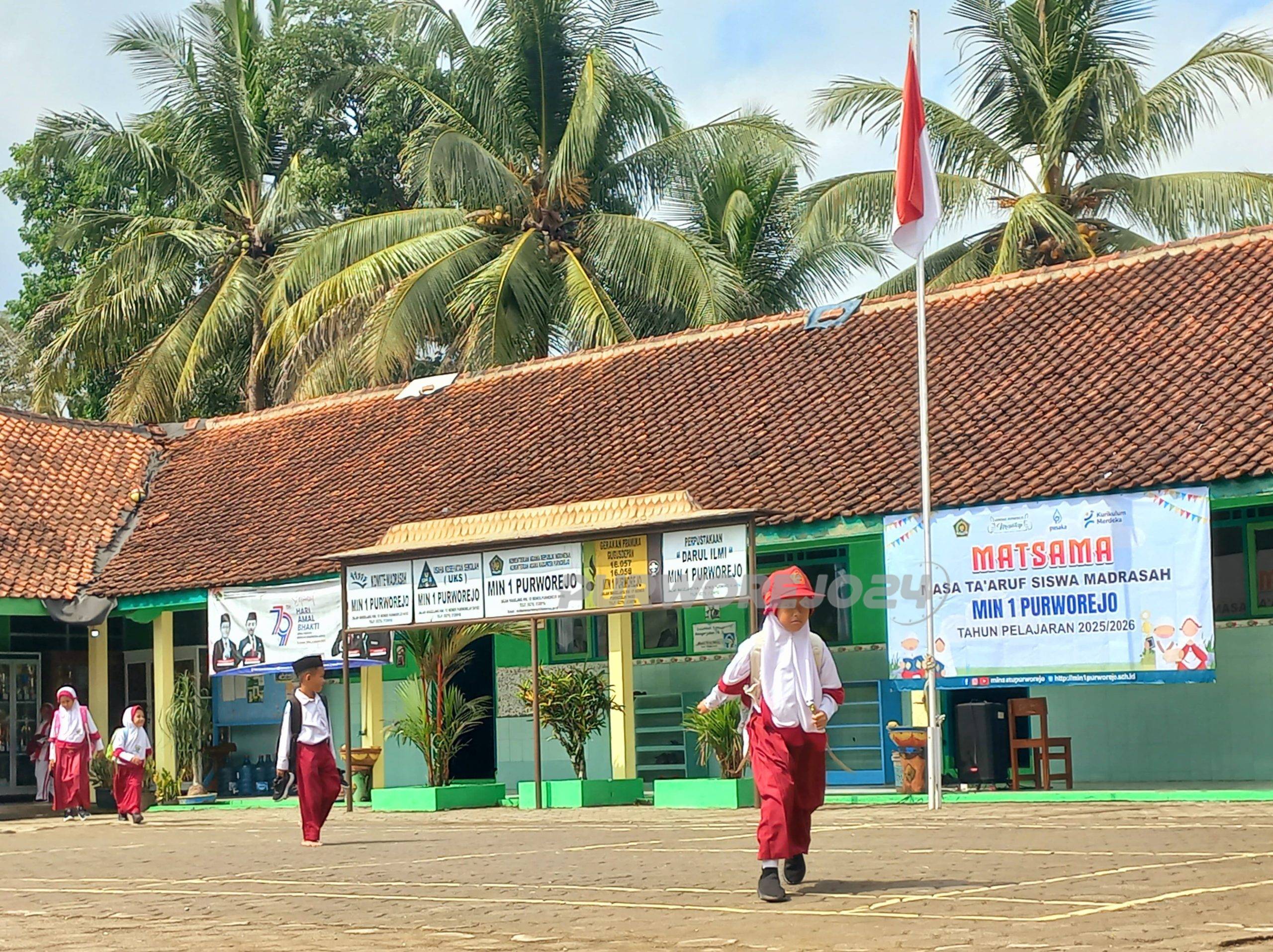 Aira Siswi MIN 1 Purworejo saat masuk sekolah di hari pertama