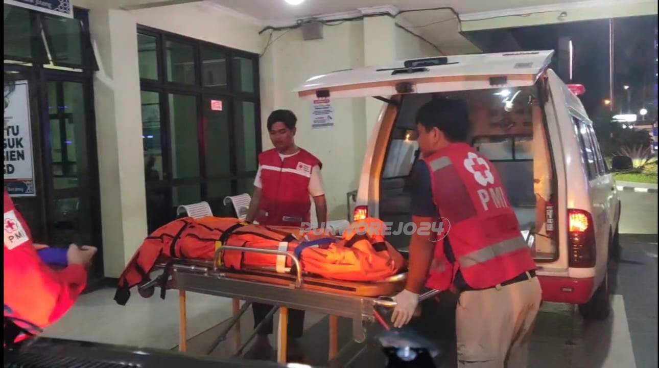 PMI saat evakuasi korban ke RSUD Tjitrowardojo Purworejo