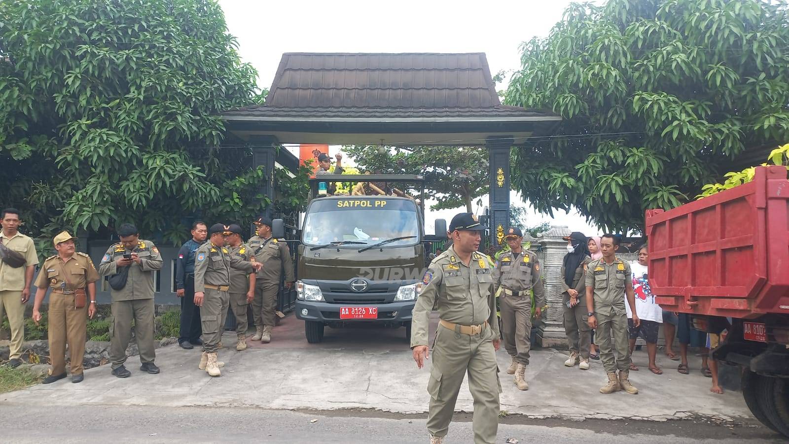 Satpol pp saat akan bongkar rumah karaoke