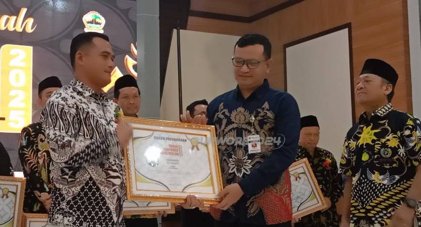 Saat menerima penghargaan