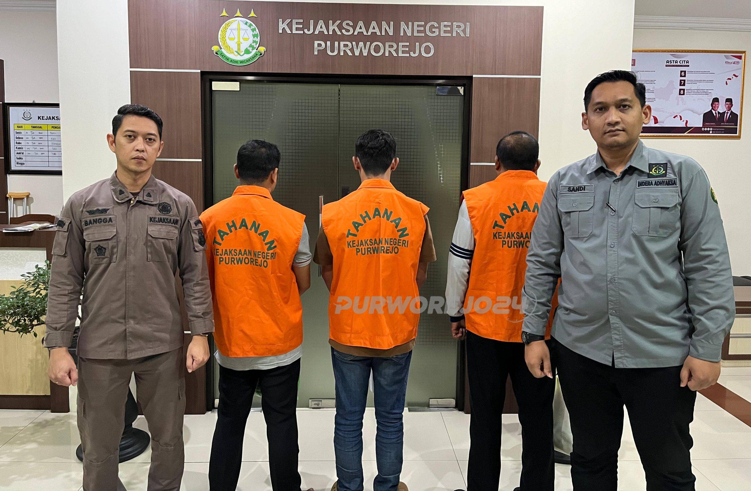 Tiga terduga korupsi di Desa Sawit