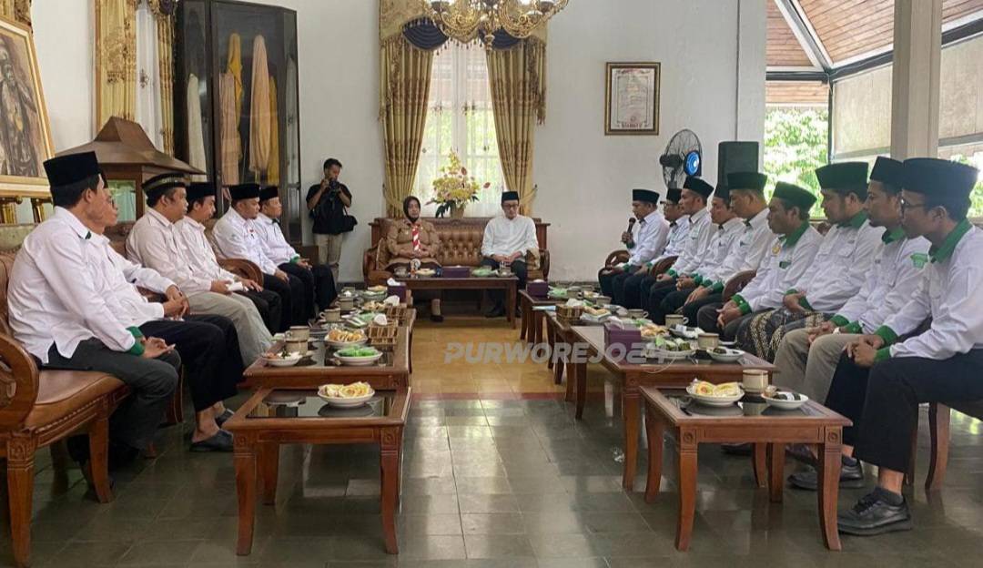 Suasana silaturahim PCNU Purworejo dengan bupati dan wakil bupati Purworejo, di pendopo Purworejo, pada Senin (14/7/2025)