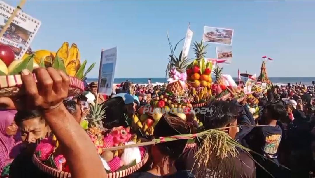 Gunungan hasil bumi yang diperebutkan warga