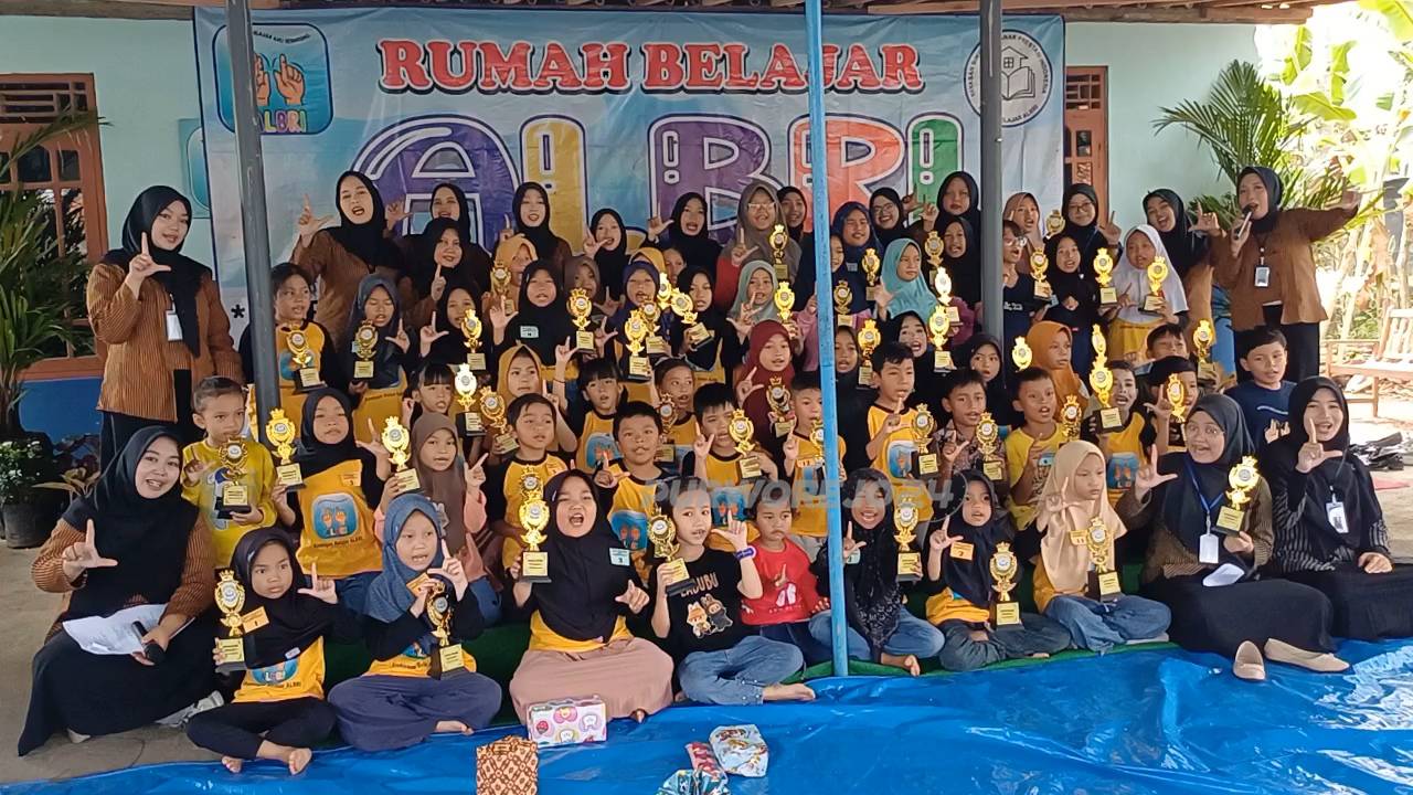 Foto bersama anak- anak berprestasi rangking 1, 2 dan 3 di kelas