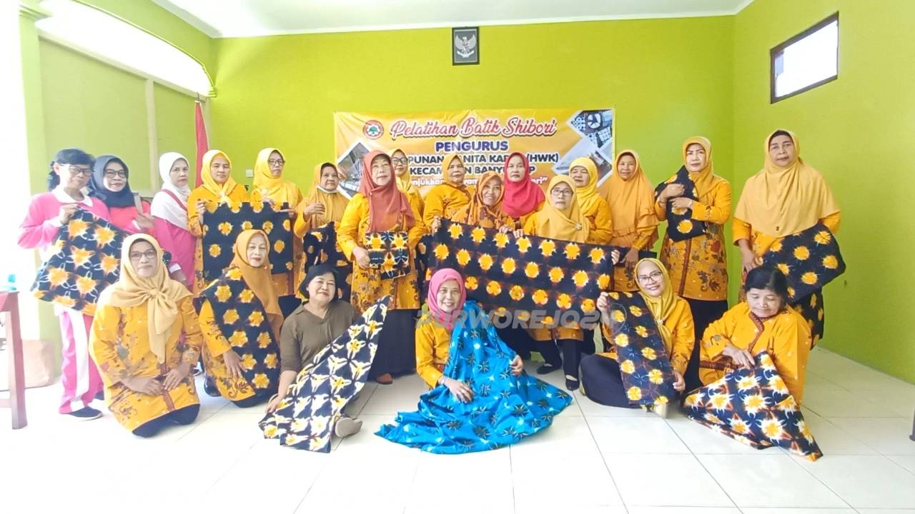 HWK Banyuurip menunjukkan hasil karya pelatihan batik shibori