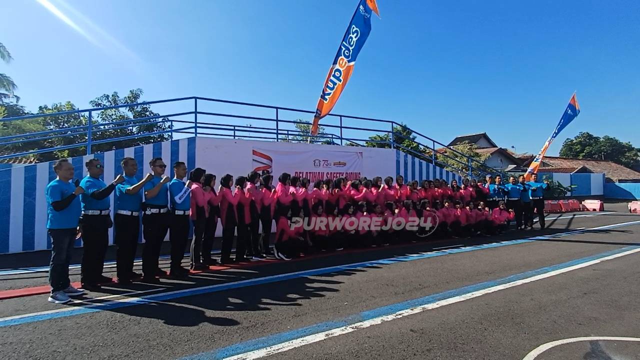 Foto bersama ibu - ibu Bhayangkari dalam acara safety riding