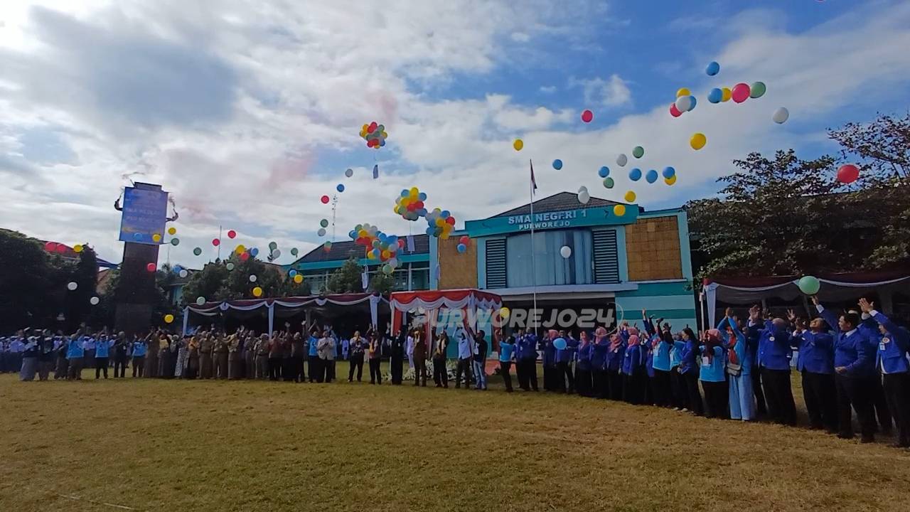 Pelepasan balon tandai pembukaan lustrum dan hut SMA N 1 Purworejo