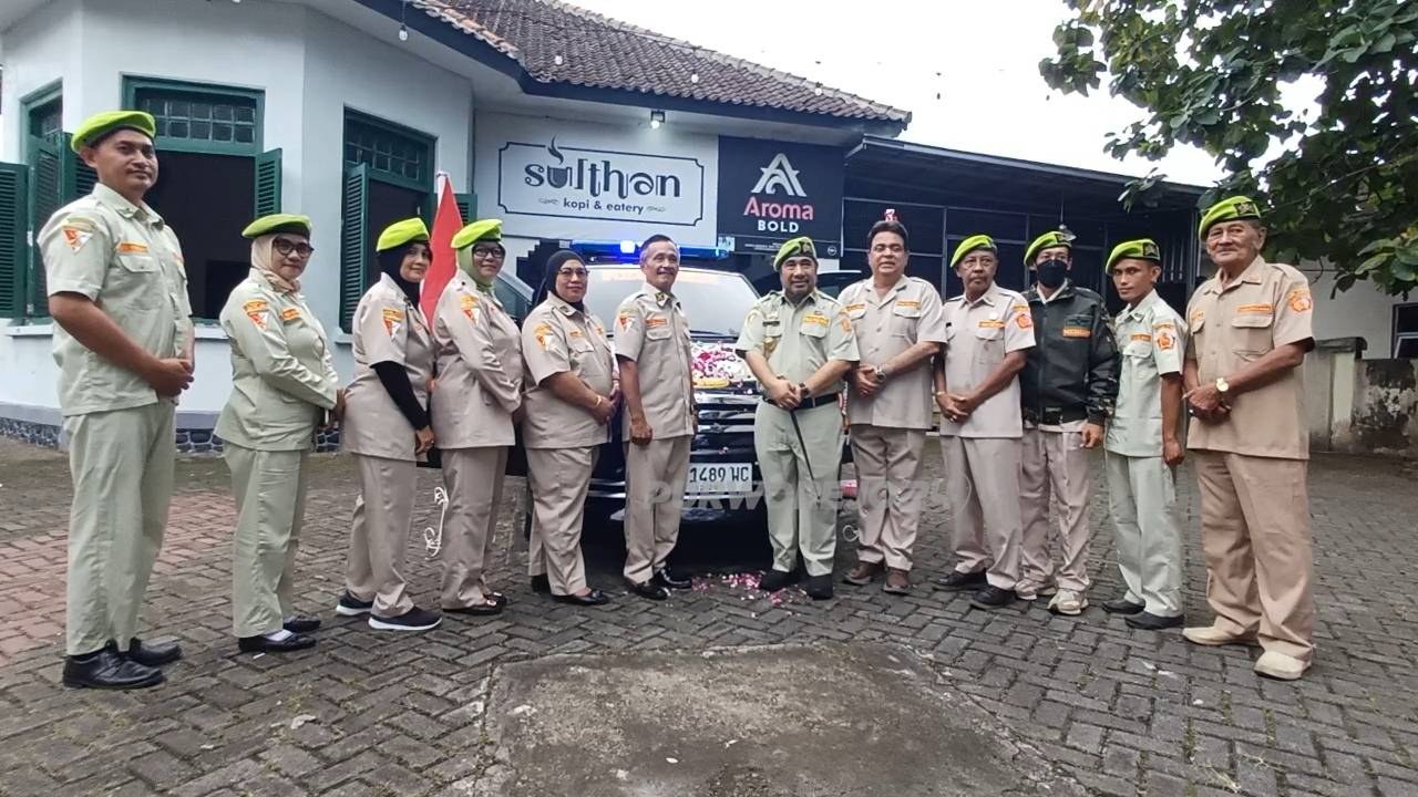Foto bersama usai meresmikan mobil operasional PPM-LVRI Purworejo