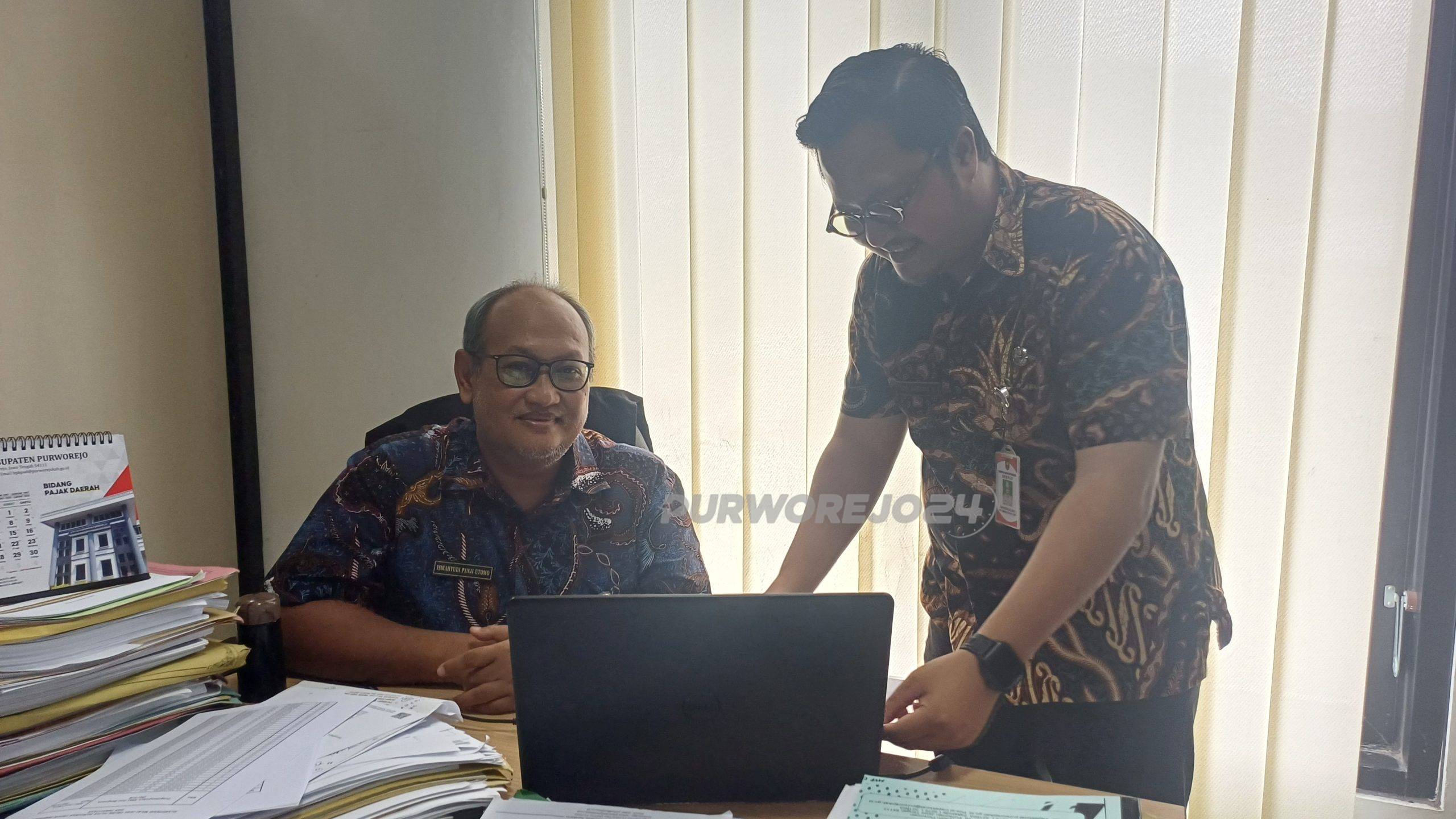 Kepala Bidang Pajak Daerah, Iswahyudi Panji Utomo, bersama Kepala Sub Bidang Pengendalian dan Penagihan Pajak Daerah, Toni Hartadi