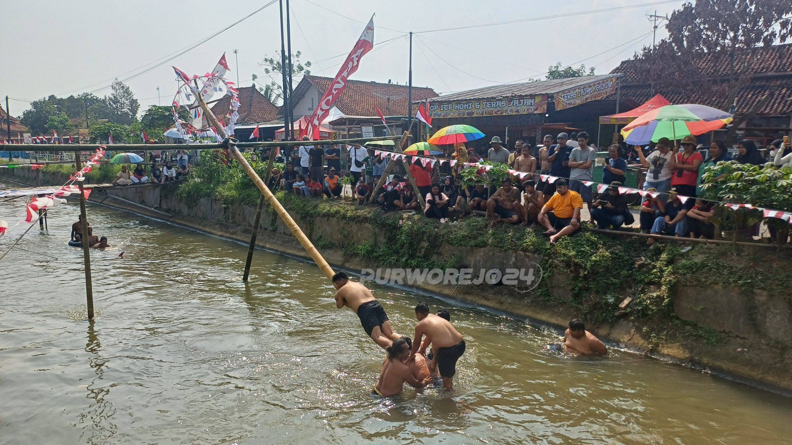 Warga saat ikuti lanjat pinang diatas air di Kelurahan Sindurjan