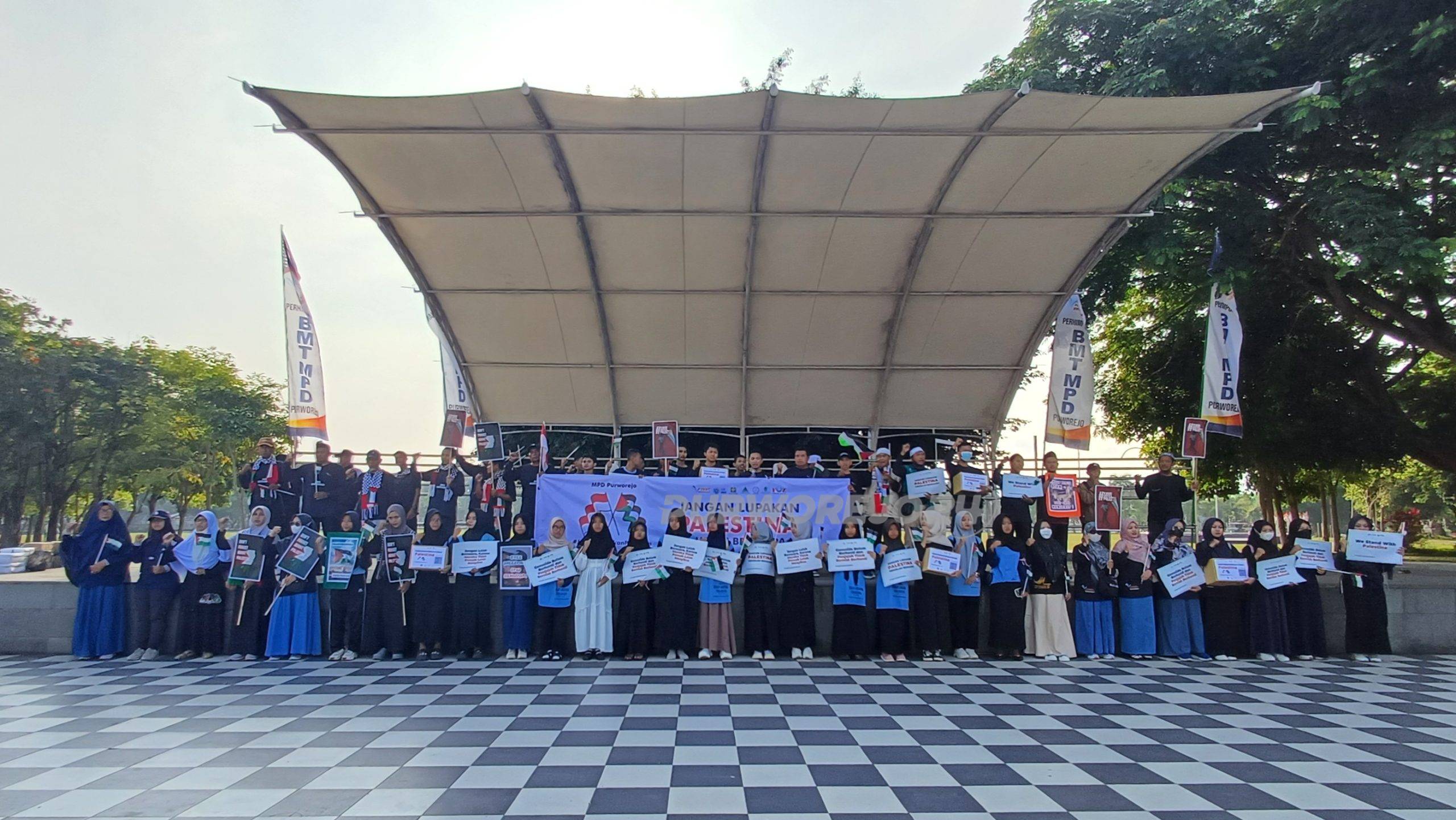 Foto bersama usai mengadakan aksi