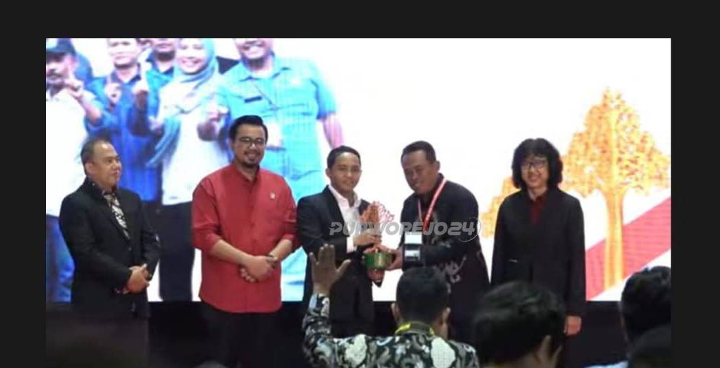 Sigiharto saat menerima penghargaan