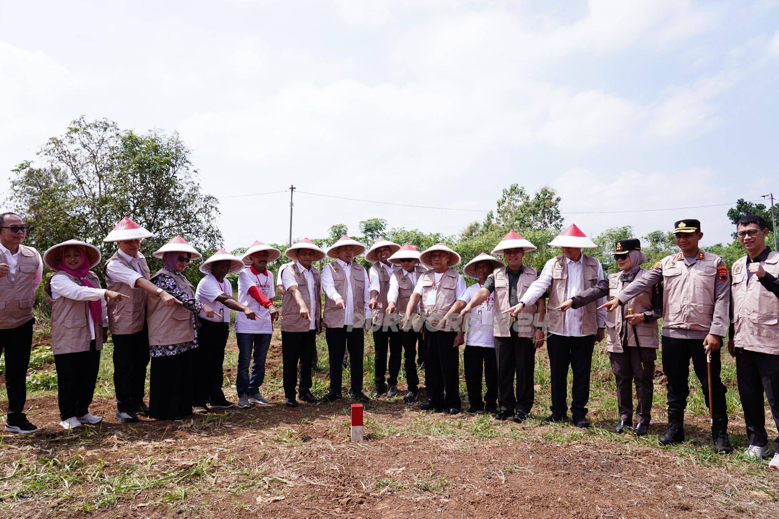 Foto bersama usai pemasangan patok