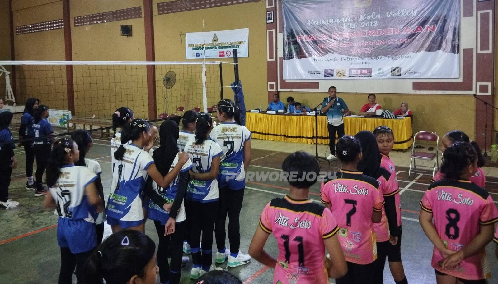 Saat pembukaan kompetisi volly