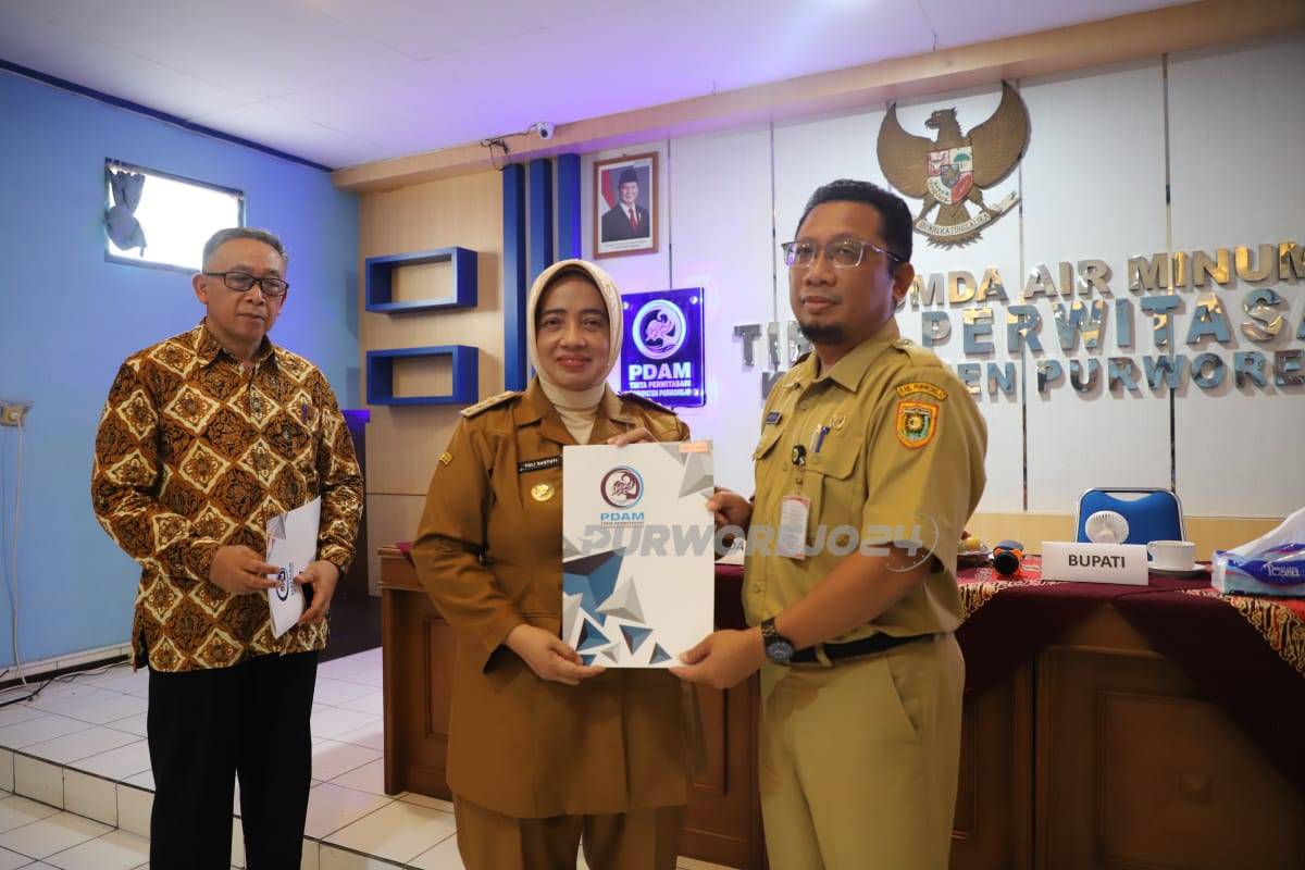 Wiyoto Harjono ST terima SK Dewan Pengawas PDAM Tirta Perwitasari