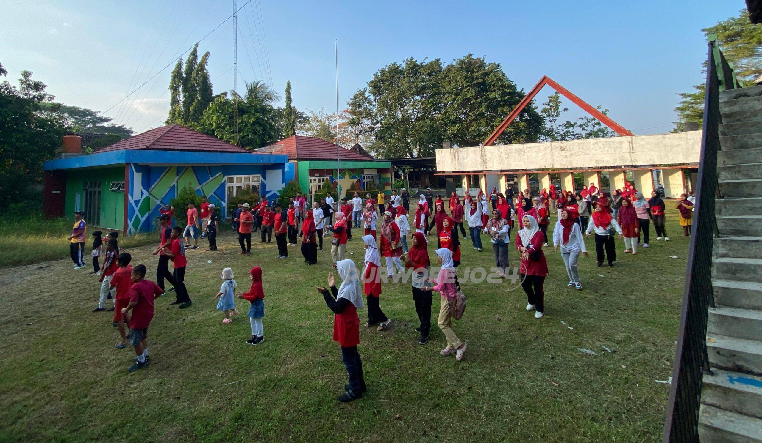 Warga menggelar kegiatan agustusan di Taman Cerdas Purworejo