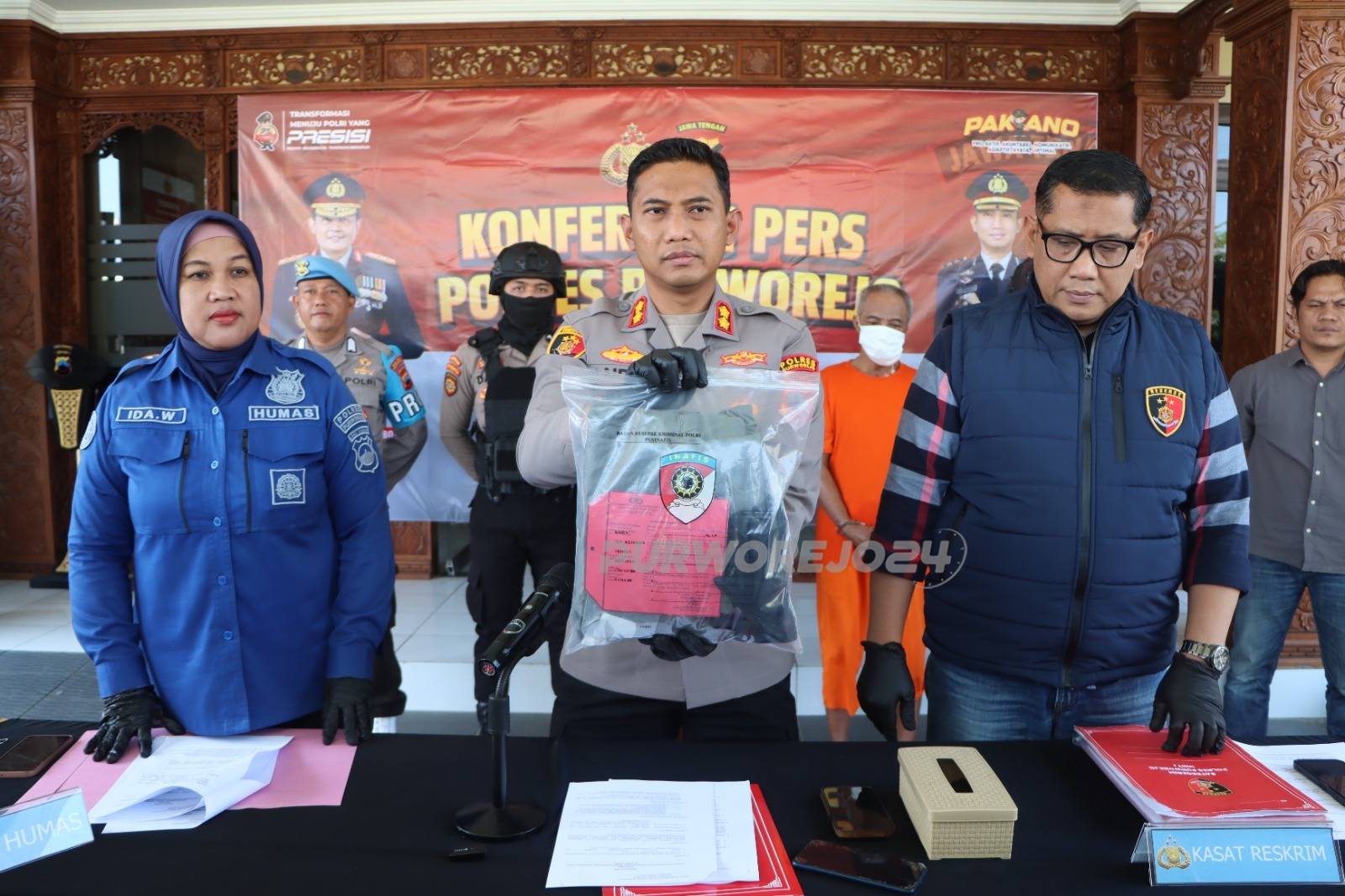 Saat konferensi pers tentang pencurian