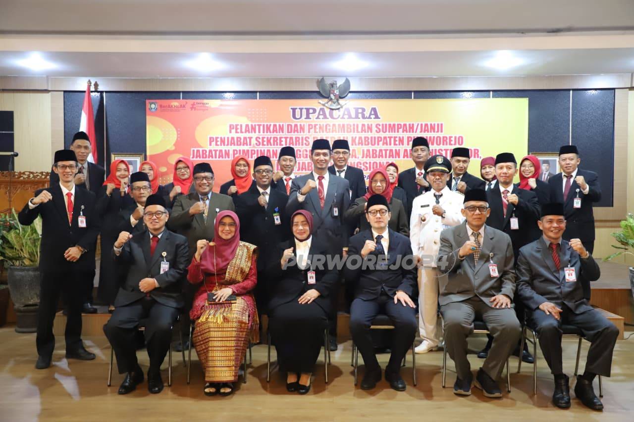 Foto bersama usai pelantikan