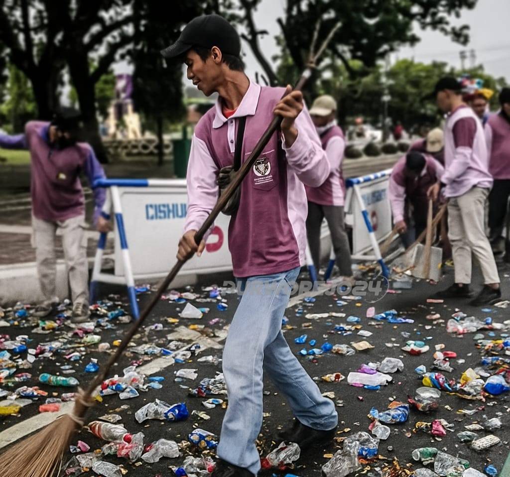 Petugas DinLHP saat melaksanakan pekerjaan kebersihan