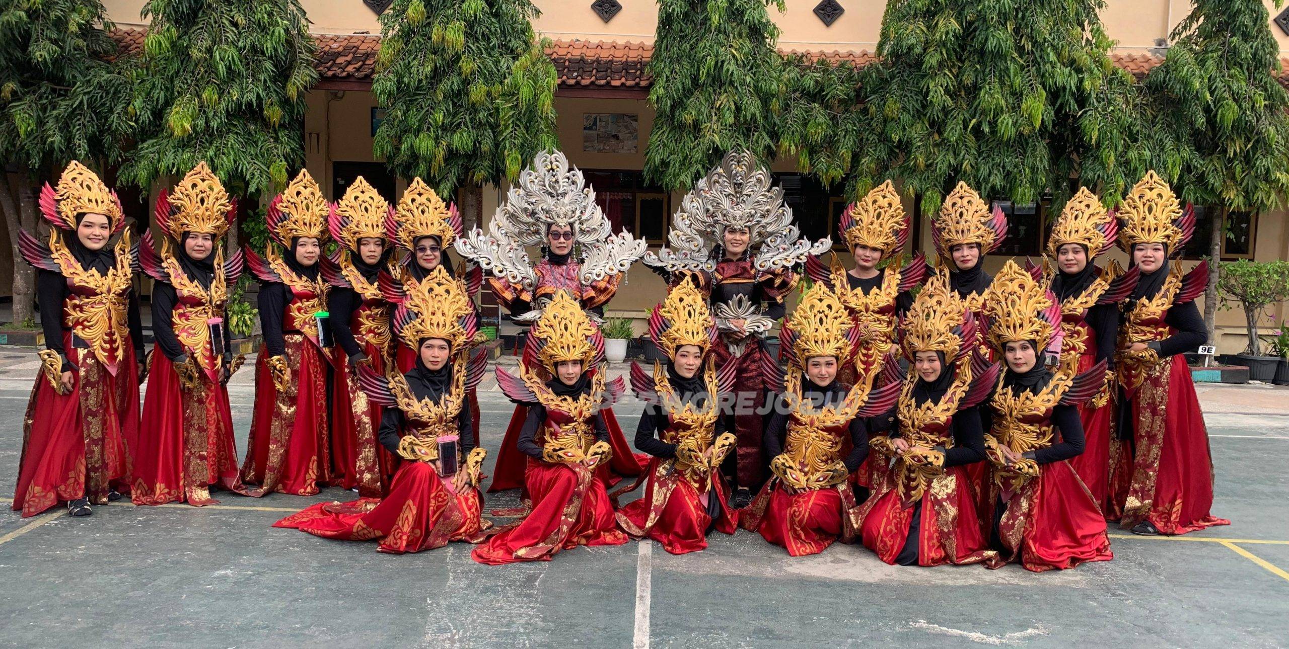 Tim Dinpusip foto bersama sebelum mengikuti karnaval