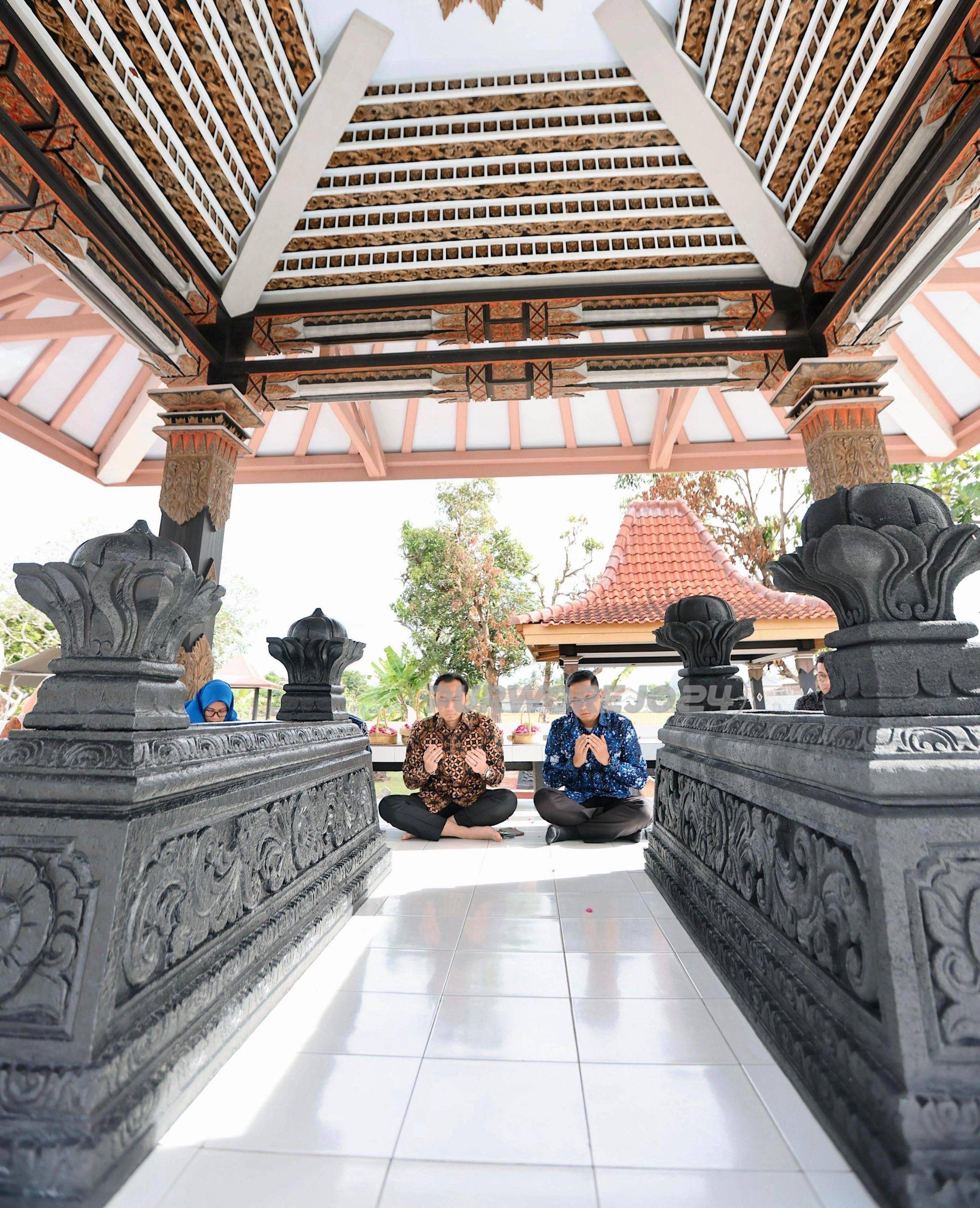 Edhie Baskoro Yudhoyono , saat ziarah di makam Jenderal TNI (Purn.) Sarwo Edhie Wibowo