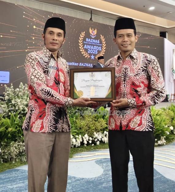 Kepaala Desa Ngadirejo bersama Sekdes Ngadirejo foto bersama usai terima penghargaan
