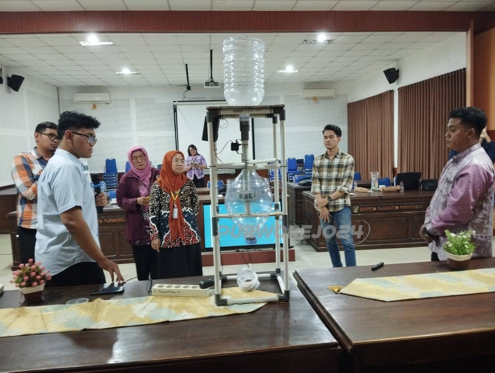 Salah satu peserta saat mempresentasikan inovasinya di hadapan juri