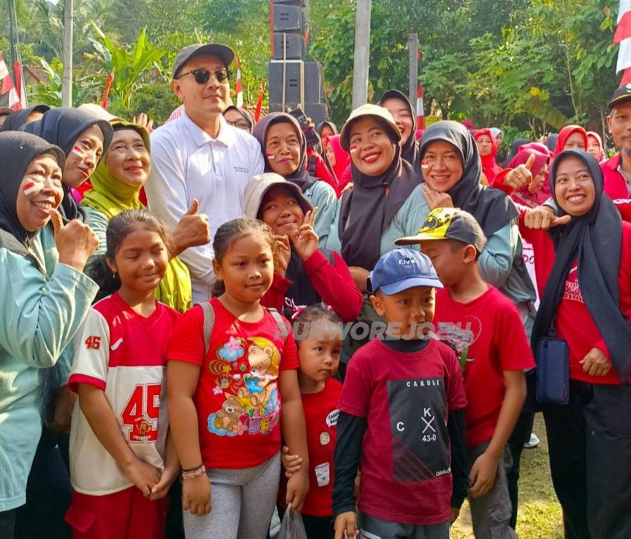 Warga foto bersama dengan Wabup Purworejo