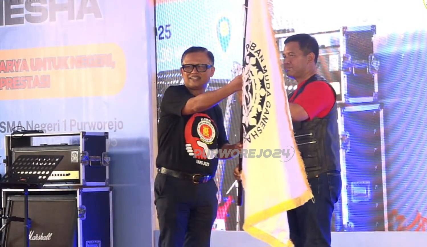 Penyerahan bendera pataka sebagai tanda pergantian ketua baru MG
