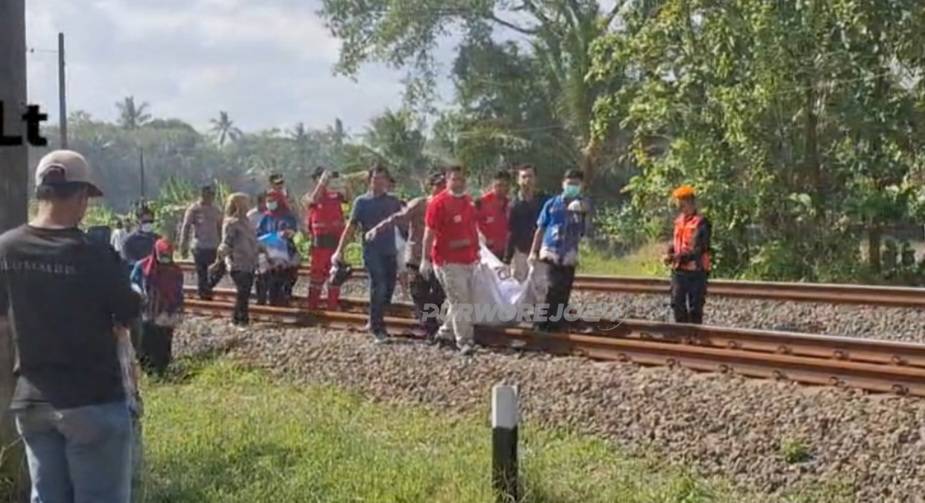 Evakuasi warga menemper kereta