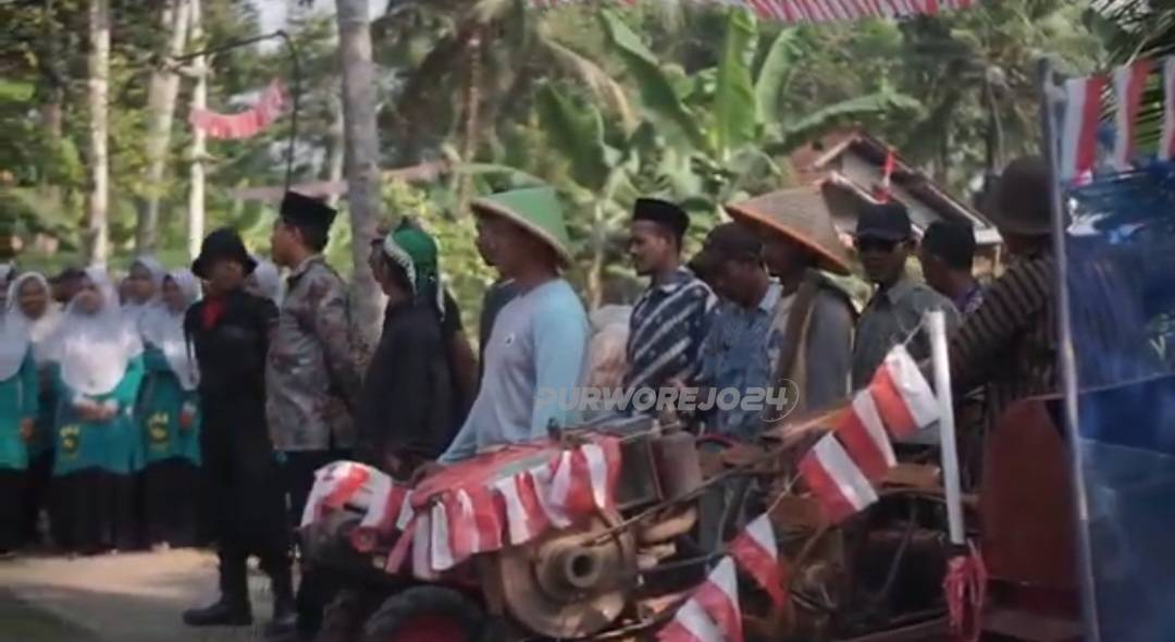 Warga saat mengikuti upacara HUT RI ke 80