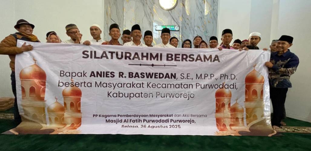 Anies saat foto bersama dengan yayasan dan pengurus Masjid Al Fatih Purwodadi
