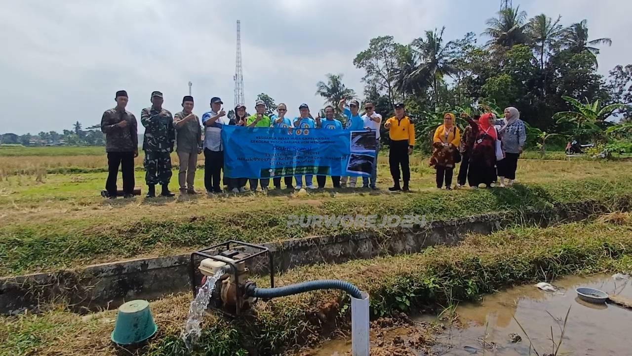 Foto bersama usai peresmian sumur bor
