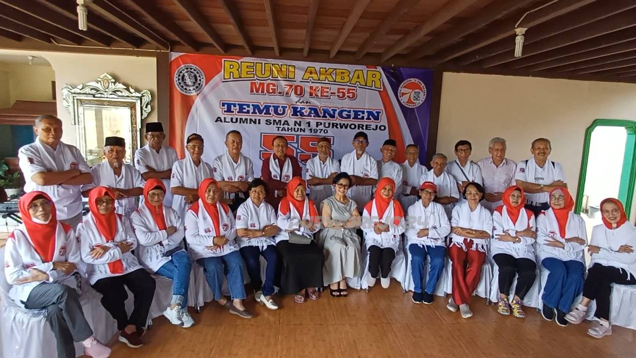 Sesi foto bersama dalam reuni akbar MG 70 di Pondok Paerah Syahir