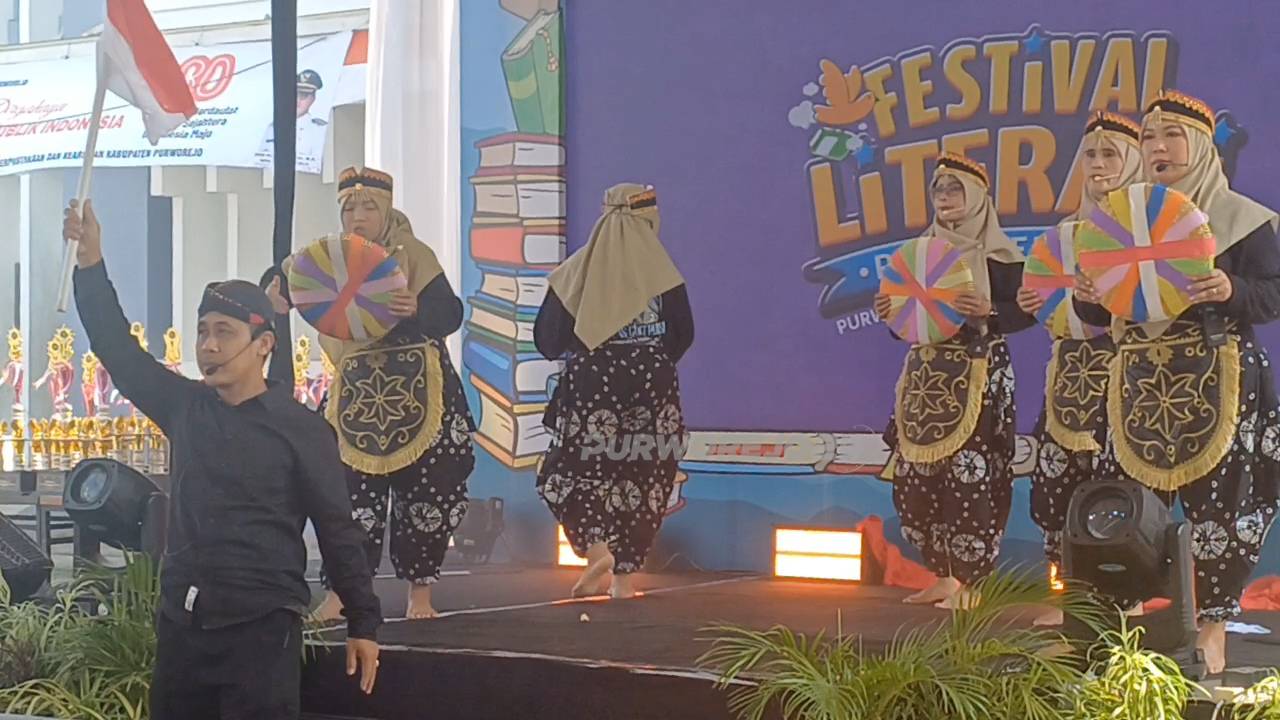 Penampilan dramatisasi puisi oleh sejumlah ASN di Purworejo