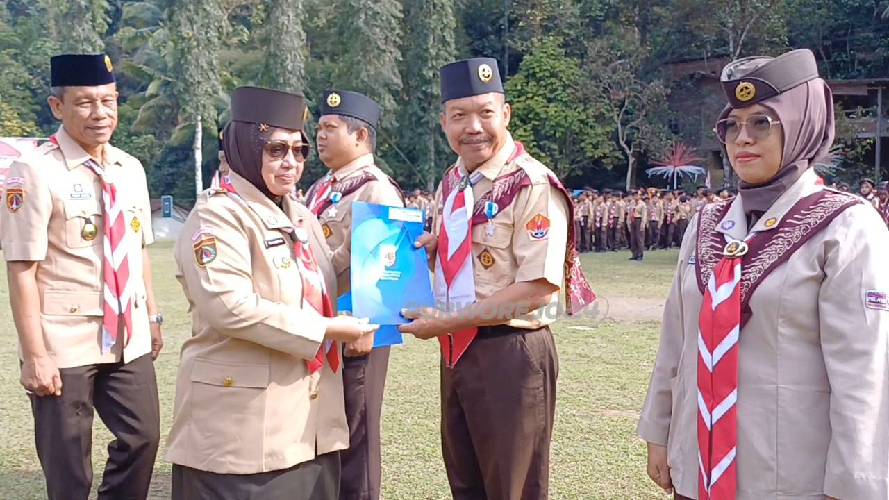 Saat penyerahan penghargaan Lencana Pancawarsa