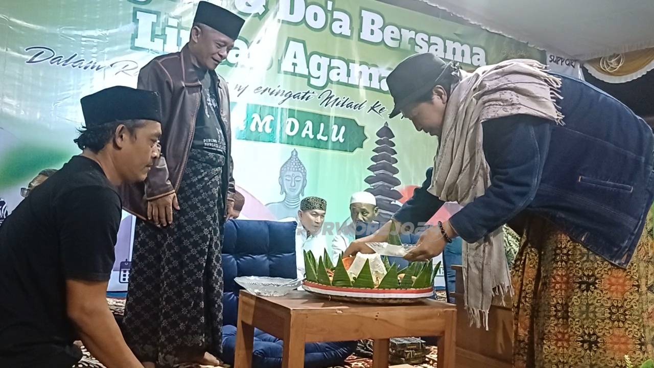 Pemotongan tumpeng tandai milad pertama Komunitas Arum Dalu