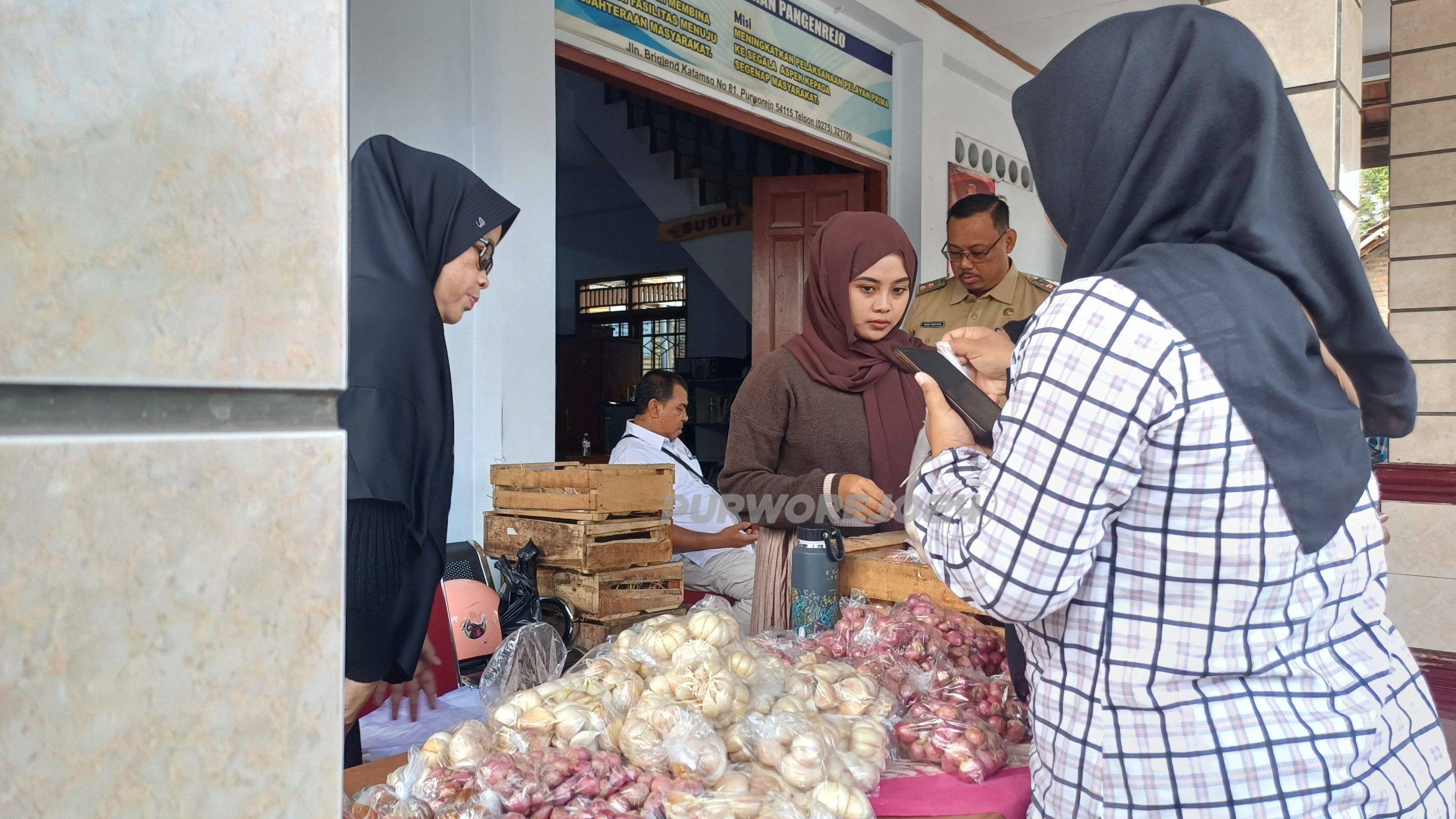 Warga saat membeli sejumlah barang kebituhan pokok dalam kegiatan pangan murah di Kelurahan Pangenrejo