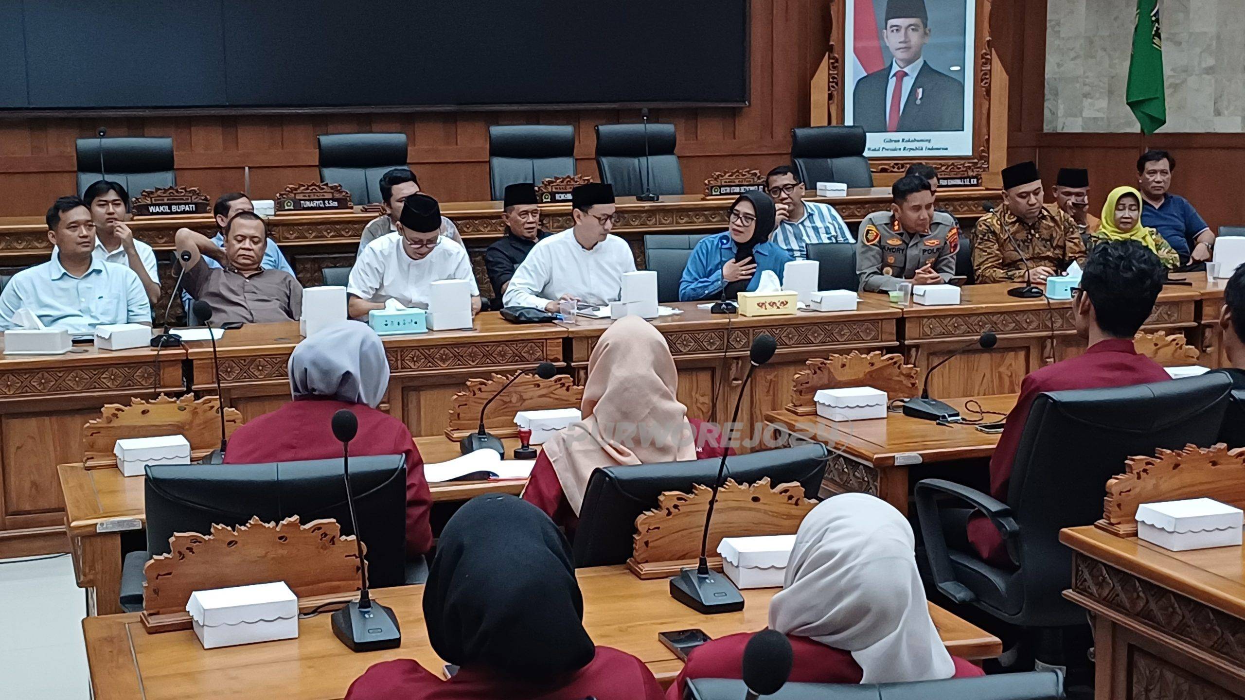 Suasana diskusi di DPRD