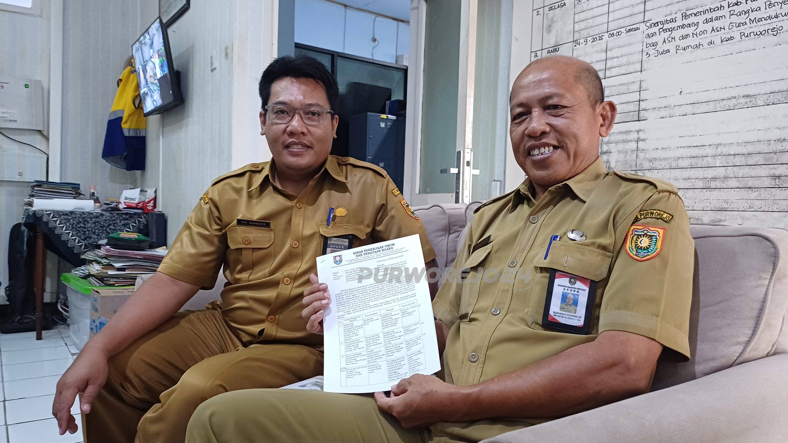 Kepala Bidang (Kabid) Sumber Daya Air, Muhammad Ngadnan, ST, menunjukkan surat yang diajukan ke provinsi Jawa Tengah yang dikirim pada tahun 2023 lalu.