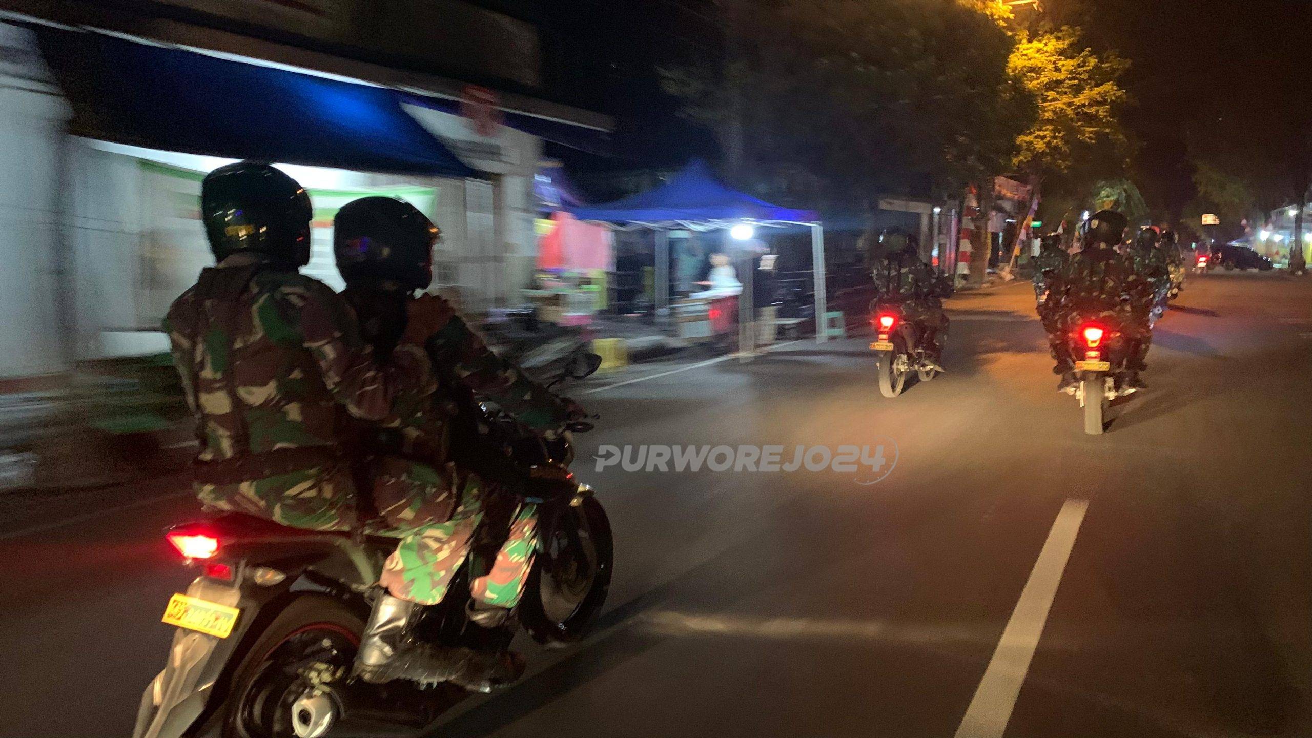 Petugas saaat melaksanakan patroli