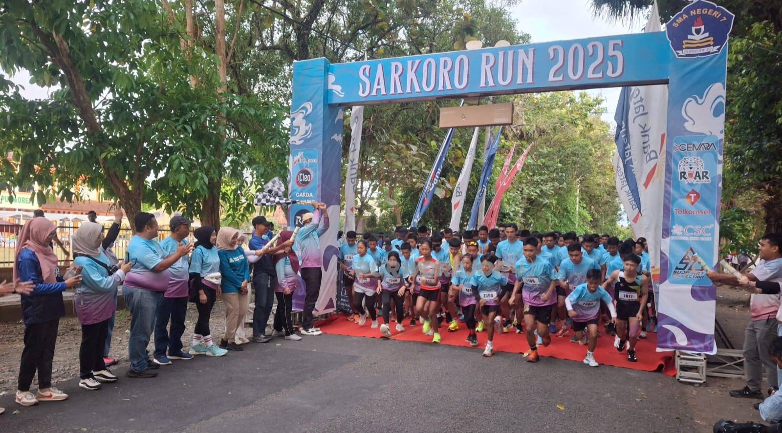 Kepala Dinas Pendidikan dan Kebudayaan Kabupaten Purworejo, Yudhie Agung Prihatno saat melepas acara Fun Run dan Jalan Sehat di SMA Negeri 7 Purworejo