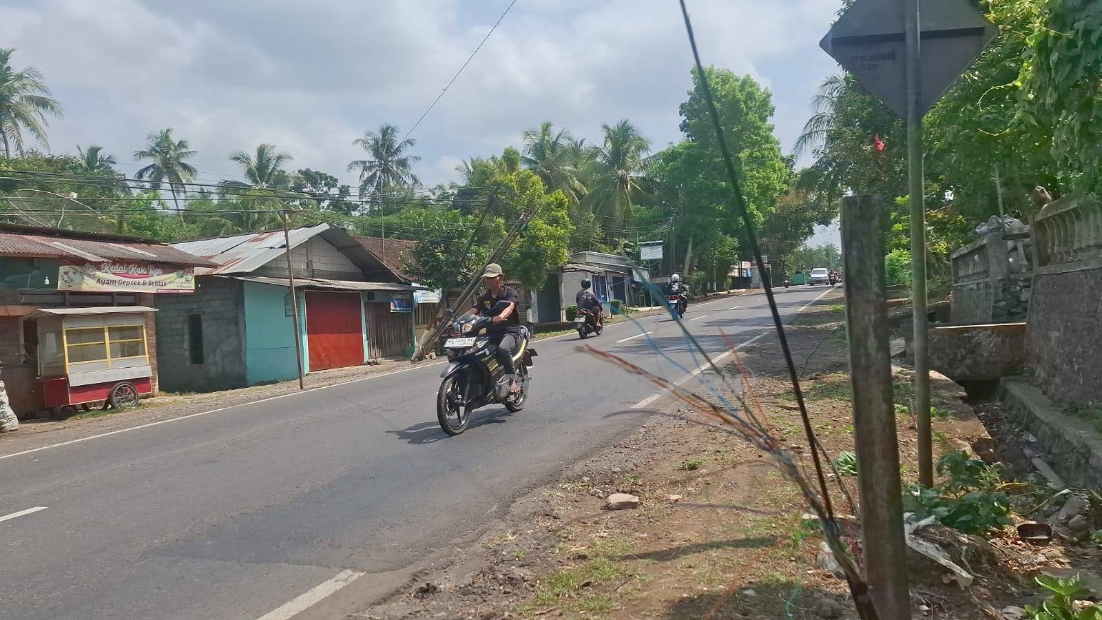 Tiyang provider yang ambruk bahayakan pengguna jalan