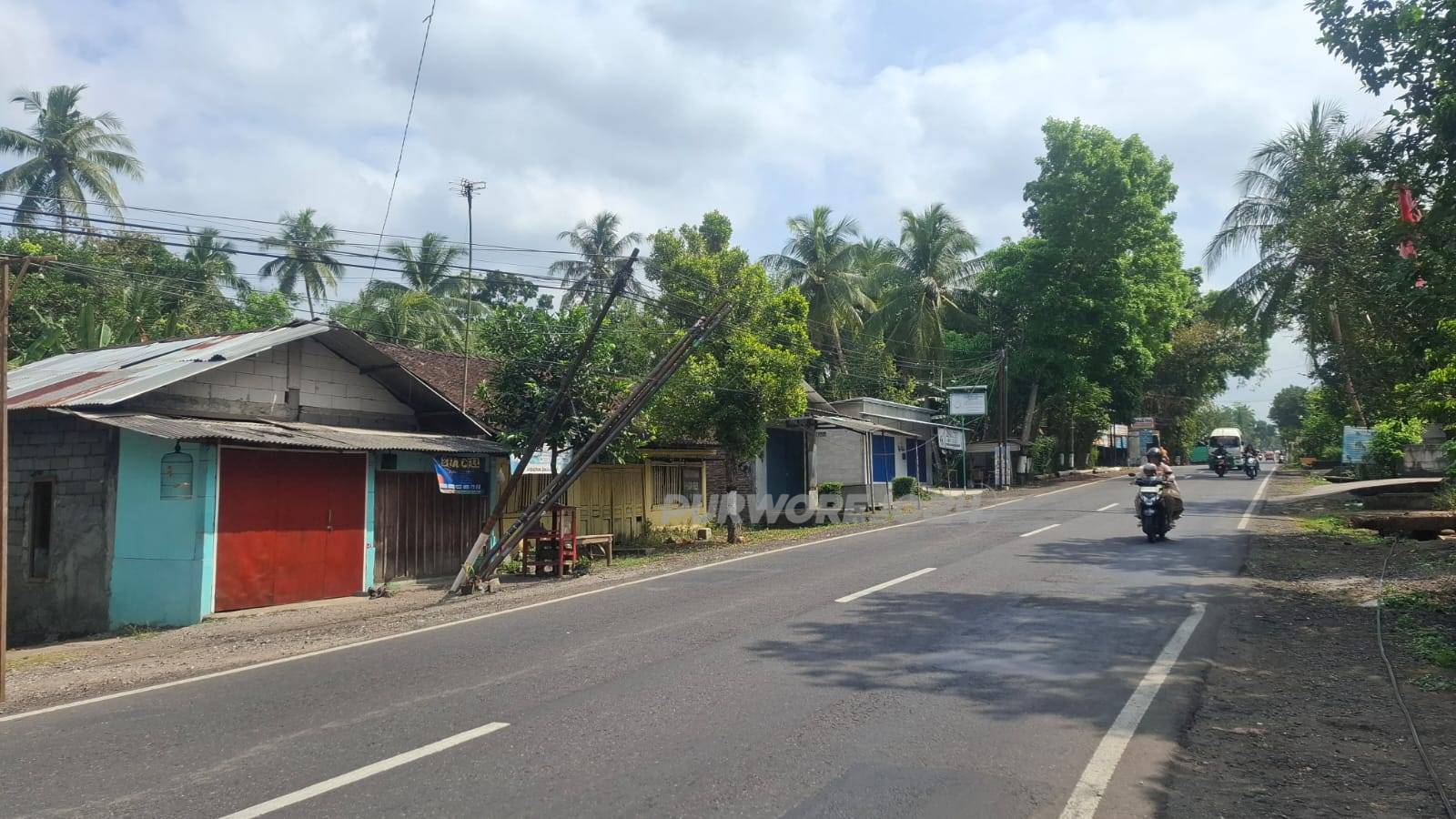 Tiyang provider yang ambruk bahayakan pengguna jalan