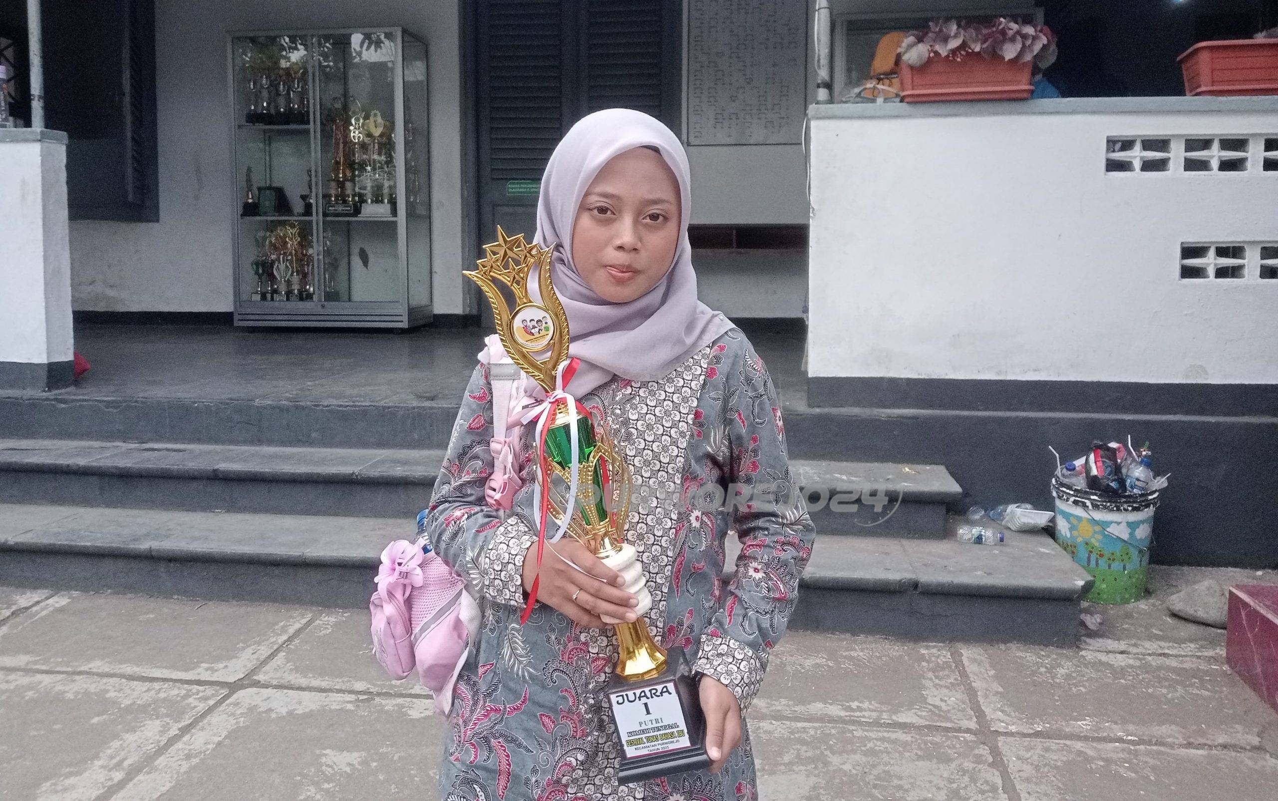 Syakila Aufia Sanum, siswi SDN 2 Cangkrep Lor, yang berhasil meraih juara 1 cabang Dhagel Ijen (komedi tunggal)